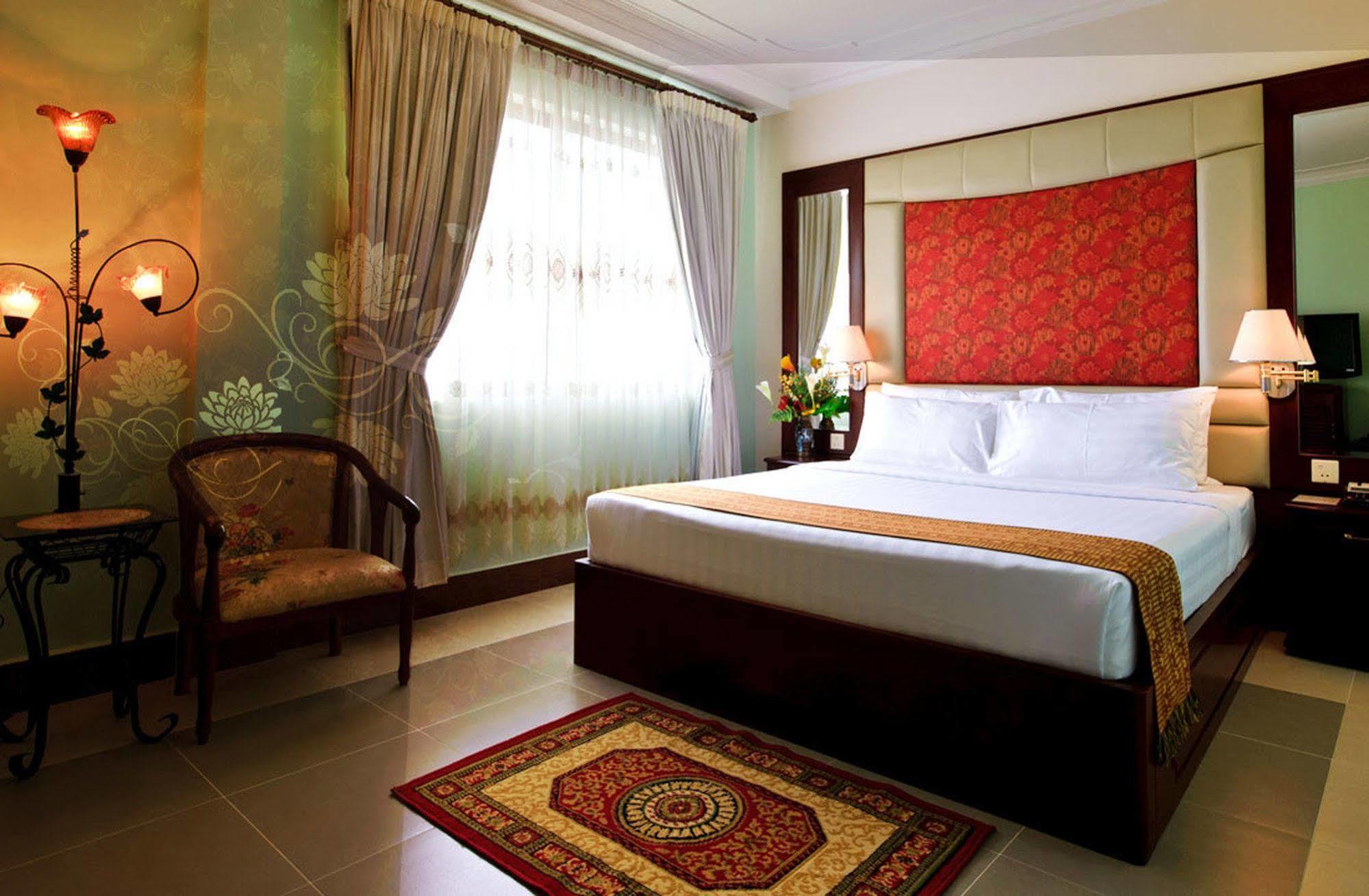 Hotel Luxury World Пномпень Экстерьер фото